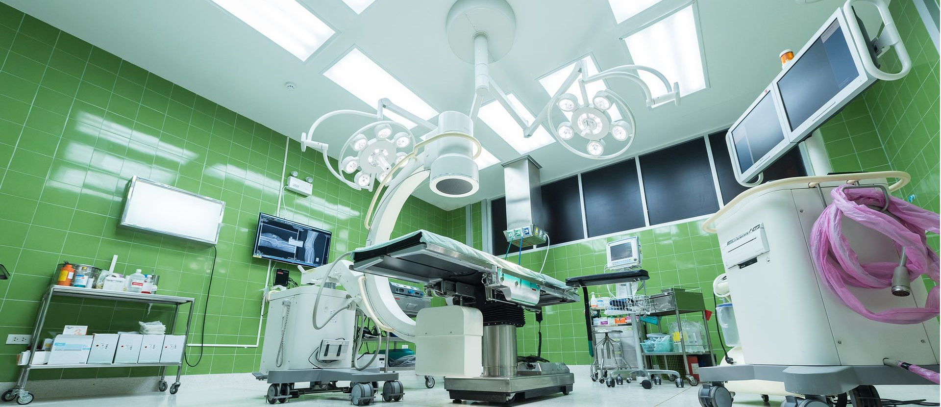 Modern operating room showcasing tailored eco energy solutions in Southern California with advanced HVAC systems for enhanced safety, efficiency, and energy savings
